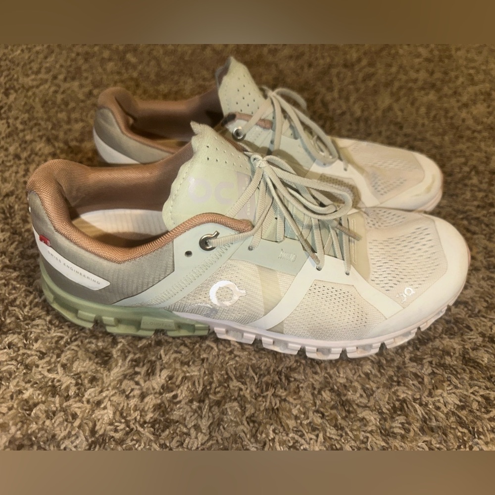 ON Cloud Shoes. Women’s 9.5. Aloe & grey.